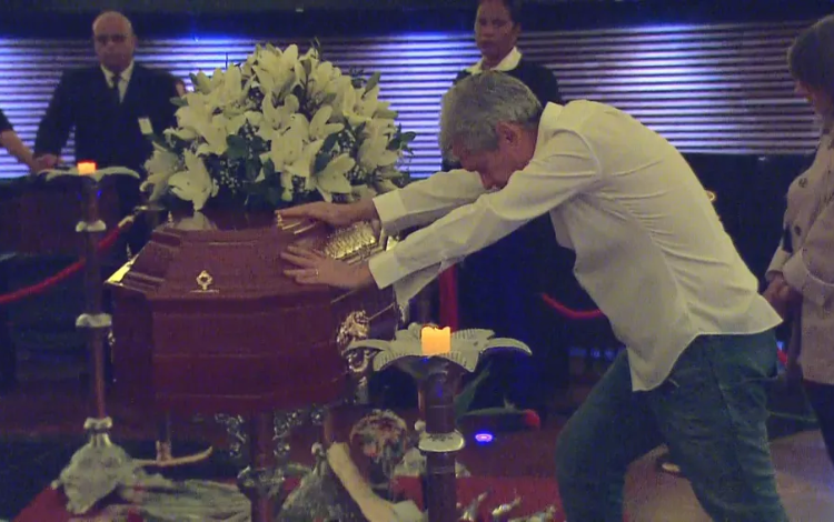 Serginho Groisman se debruçou em cima do caixão de Rita Lee. Foto: Reprodução/ TV Globo