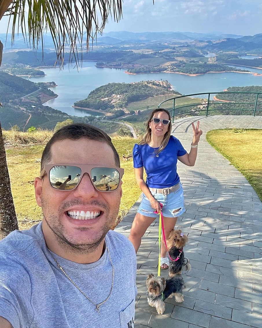 Patricia e Mateus, do Eu, Você e os Pets, com os cachorrinhos Armandinho e Nina