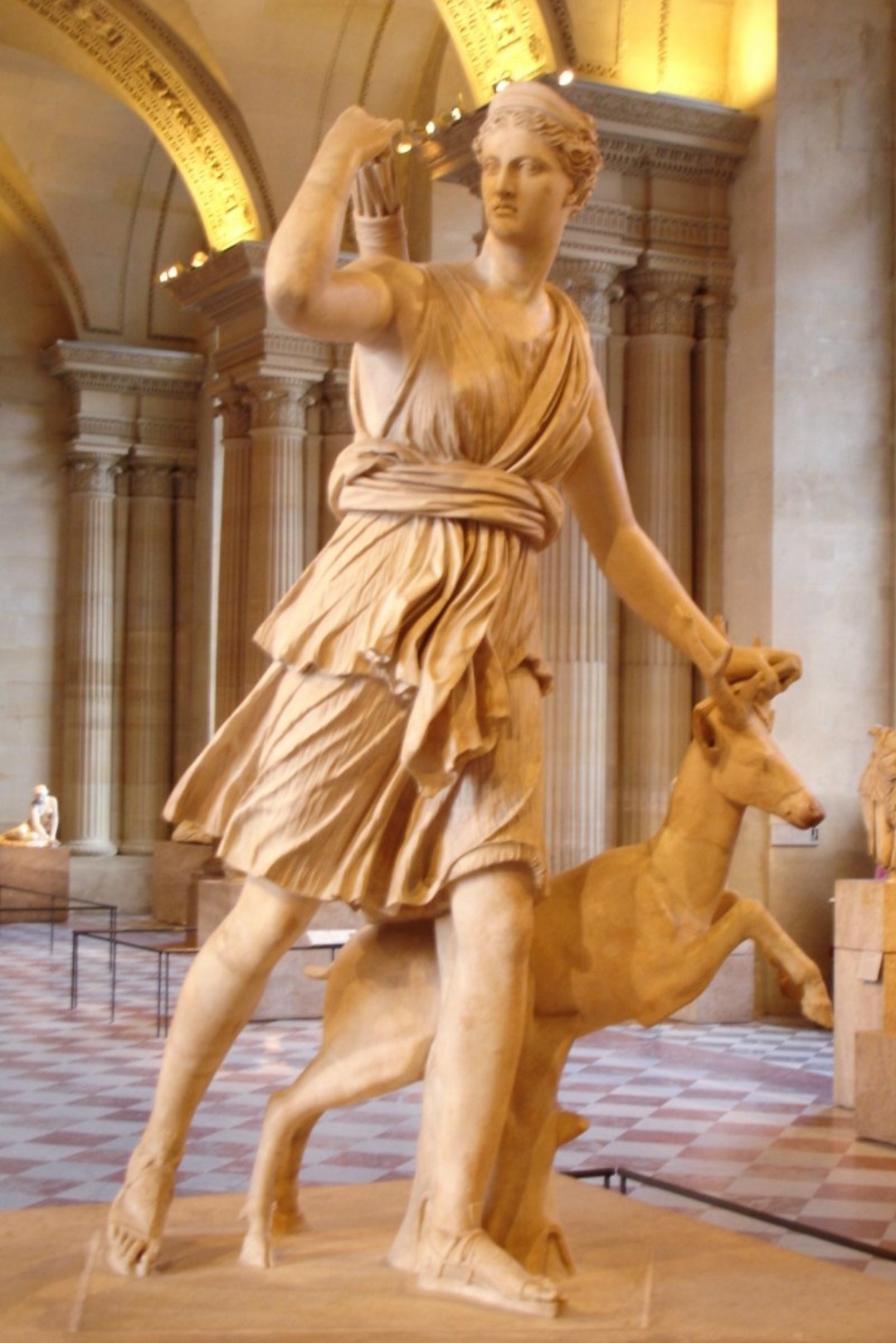 Nas Mitologias Grega e Romana,  a deusa da caça e dos animais selvagens Ártemis (grega) ou Diana (romana) é representada ao lado de um cervo.  Reprodução: Flipar