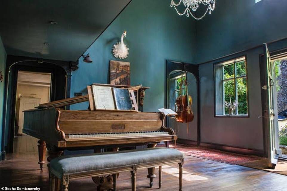 A casa além da cama do filme Shakespeare Apaixonado também tem um piano. Foto: Reprodução/ DailyMail