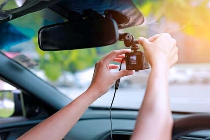  Normalmente, as câmeras de vídeo são instaladas no painel, para-brisa ou retrovisor do veículo. Na legislação brasileira não há normas específicas para o uso das dashcams, tampouco no Código Brasileiro de Trânsito. 
 Reprodução: Flipar