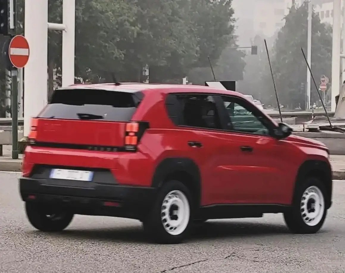 Fiat Panda em sua versão de entrada circulando na Itália  Reprodução/MotorisuMotori.it
