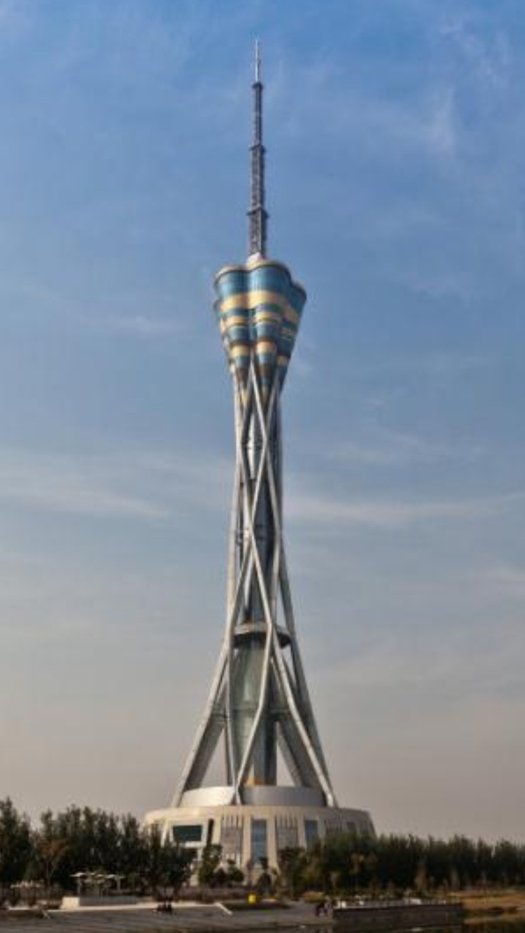 Henan Province Radio e Television Tower - 388 metros - China - Inaugurada em 2011, em Zhengzhou, a torre de telecomunicações conta com vista panorâmica e chama a atenção por sua construção de ferro que lembra caules de árvores.  Reprodução: Flipar