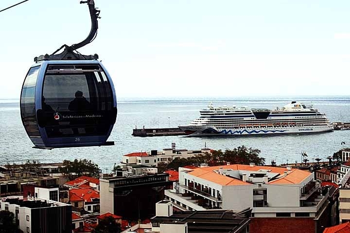 O Teleférico do Funchal para o Monte é uma das experiências mais emocionantes da Madeira, oferecendo vistas panorâmicas da cidade e da baía do Funchal. O teleférico é uma maneira fácil de subir até o Monte, onde está localizado o Jardim Tropical e o Palácio Monte. Reprodução: Flipar