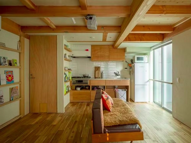 Com soluções inteligentes e um design bem pensado, essa pequena casa em Tóquio mostrou que é possível viver com conforto mesmo em espaços reduzidos. Reprodução: Flipar