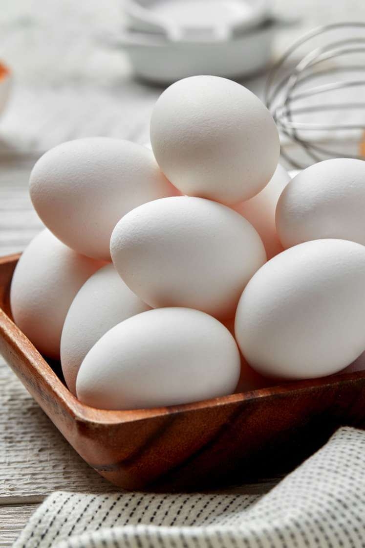 6. Consuma ovos Devido à riqueza em proteínas, os ovos aumentam a sensação de saciedade. Além disso, os antioxidantes e vitaminas presente em sua composição reduzem o colesterol ruim (LDL) e aumentam o colesterol bom (HDL). Reprodução: EdiCase
