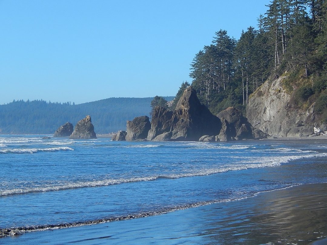 17) Ruby Beach (Parque Nacional Olímpico, EUA): Localizada na costa sudoeste da Península Olímpica em Washington, essa praia é um espetáculo natural. O lugar chama a atenção pelas suas areias com tons avermelhados e as formações rochosas que surgem no mar.
 Reprodução: Flipar