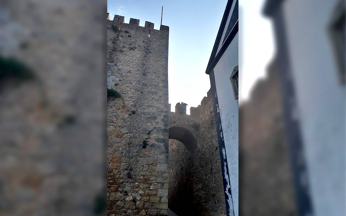 Dentro da muralha, e possível encontrar construções medievais bem preservadas. Foto: Felipe Carvalho