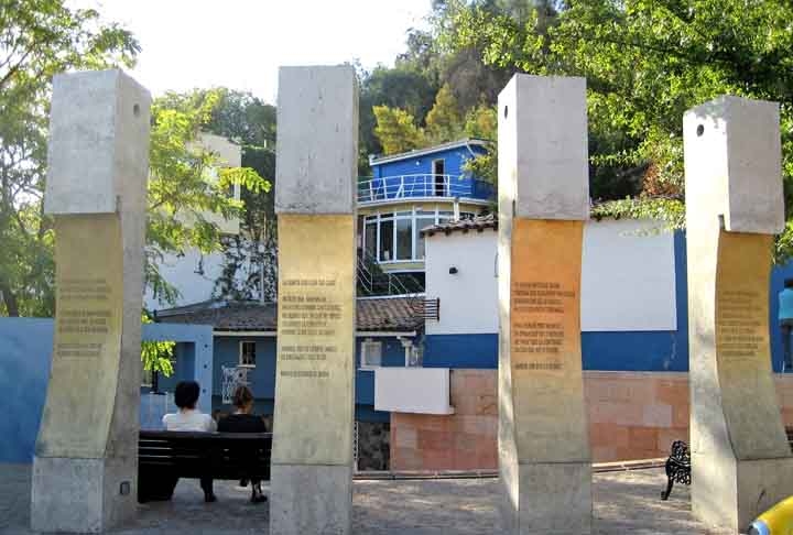 Perto do Cerro San Cristobal, a Casa Museo La Chascona é atração por ter sido um dos lugares onde viveu o poeta chileno Pablo Neruda. Lá estão preservados ambientes originais, e o turista conta com áudio-guia em diversos idiomas sobre cada local. Reprodução: Flipar