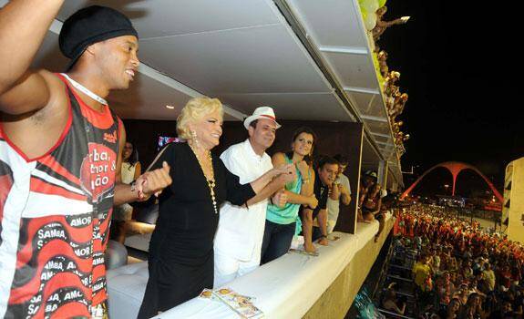 No Carnaval do Rio, Ronaldinho e Hebe Camargo visitaram o camarote da prefeitura. Foto: Divulgação