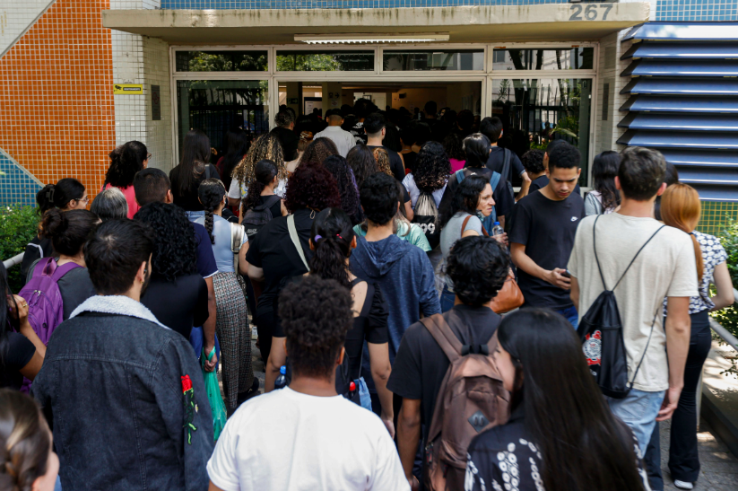 Estudantes e pais na Universidade Paulista no bairro do Paraiso  Paulo Pinto/Agência Brasil - 05/11/2023