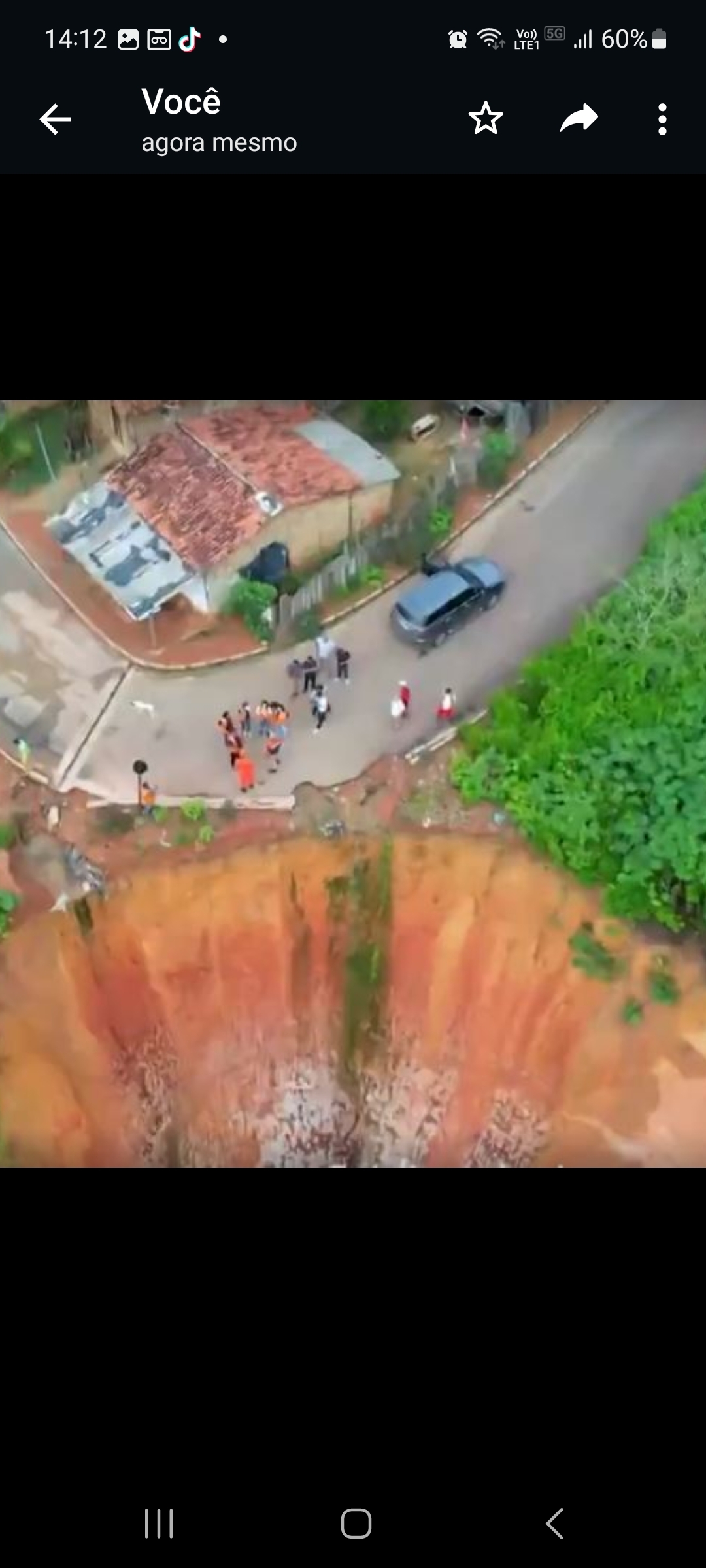 Nos últimos dez anos,  uma voçoroca, sozinha, engoliu três ruas e mais de 50 casas em Buriticupu. Ruas passam à margem do abismo. Reprodução: Flipar