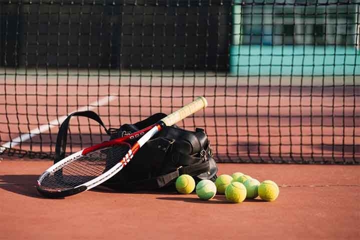 Jogos de tênis, bolas e equipamentos esportivos utilizam borracha natural ou sintética. Sua elasticidade a torna ideal para criar produtos que requerem resistência e amortecimento.
 Reprodução: Flipar