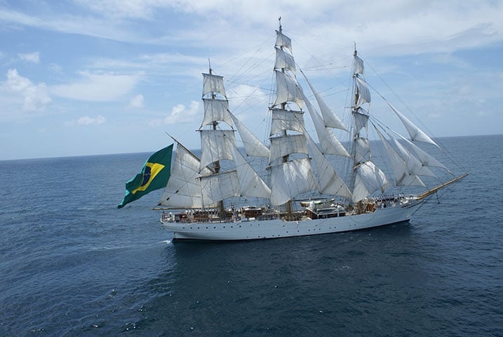 O navio Cisne Branco é um veleiro da Marinha do Brasil, que exerce funções diplomáticas e de relações públicas. A sua missão é a de representar o país em eventos náuticos nacionais e internacionais, divulgar a mentalidade marítima na sociedade civil e preservar as tradições navais.  Reprodução: Flipar