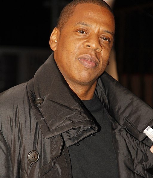 Jay-Z – Antes de se tornar um magnata da música, Jay-Z foi preso em 1999 por esfaquear um produtor de discos, em um episódio envolvendo disputas no meio musical. Ele se declarou culpado e recebeu liberdade condicional. Reprodução: Flipar