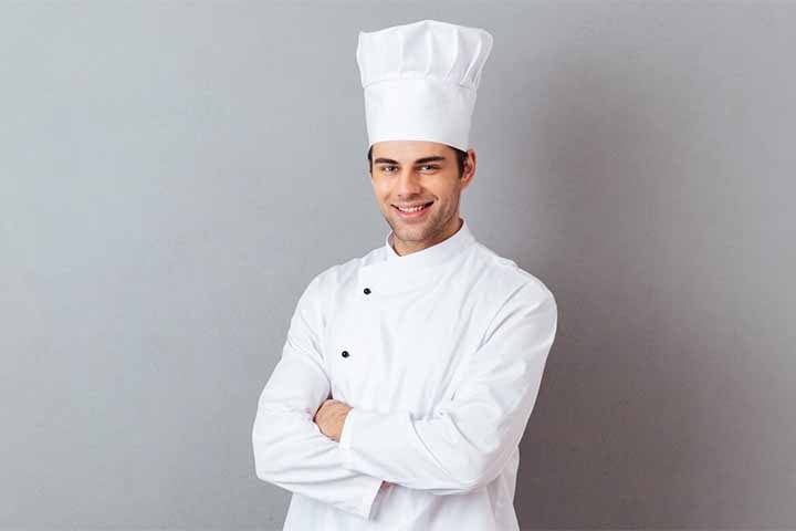 O chapéu de cozinheiro, ou toque, é um acessório tradicional feito de algodão ou poliéster, caracterizado por sua altura e forma tubular. Usado por chefs e cozinheiros em restaurantes, ele simboliza profissionalismo e higiene na cozinha, além de ajudar a manter os cabelos fora do rosto durante o preparo de alimentos. Reprodução: Flipar