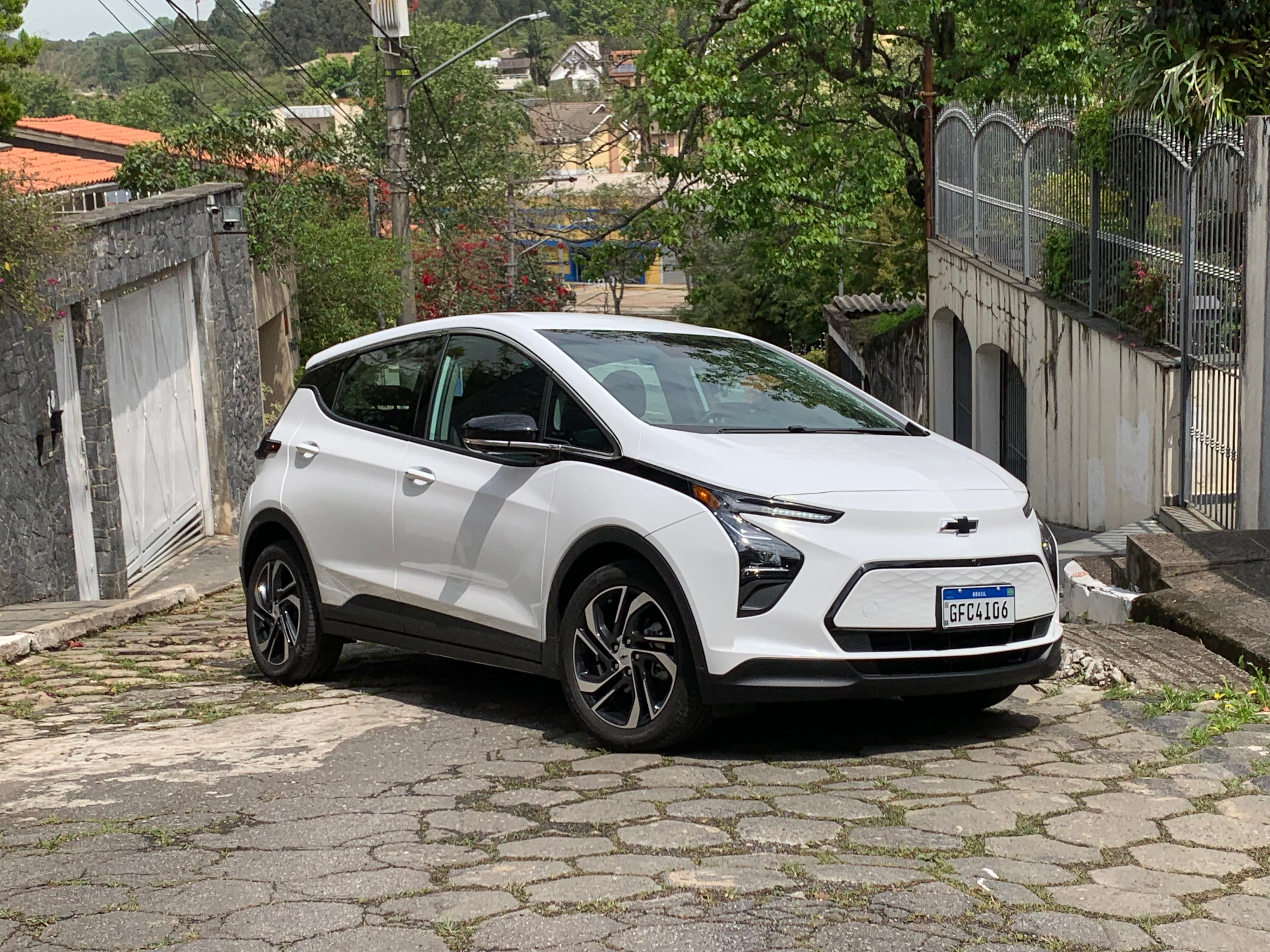 Chevrolet Bolt tem preço de carros eletrificados do segmento premium Guilherme Menezes/ iG Carros