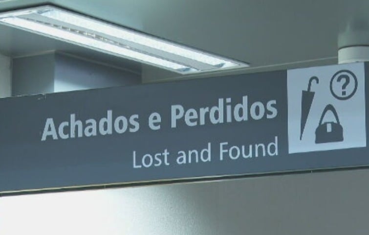 Quando isso acontece, os objetos são encaminhados pelos funcionários para o Setor de Achados e Perdidos, que todos os aeroportos mantêm, com uma equipe para armazenar as peças por determinado período e atender quem aparece para buscá-las.  Reprodução: Flipar