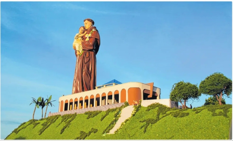A estátua de Santo Antônio integra um projeto maior de complexo religioso idealizado pelo Governo do Ceará e pelo município, com museu, mirante e urbanização do entorno, reforçando a importância cultural e espiritual do monumento para a comunidade local Reprodução: Flipar