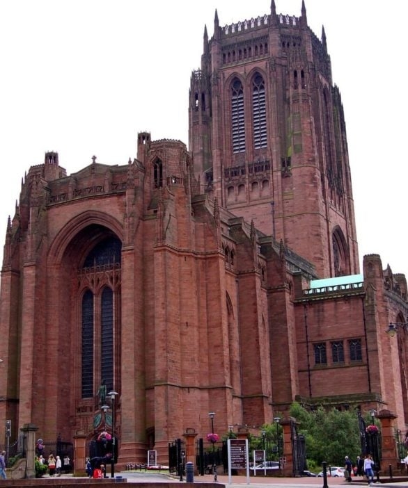 Com 118,7m de comprimento, é a catedral mais extensa do mundo, embora não seja a maior. O seu campanário, com 100,8m de altura, é o mais elevado dentre todas as catedrais existentes. E a igreja abriga o sino mais pesado do Reino Unido: 16,8 toneladas! Reprodução: Flipar