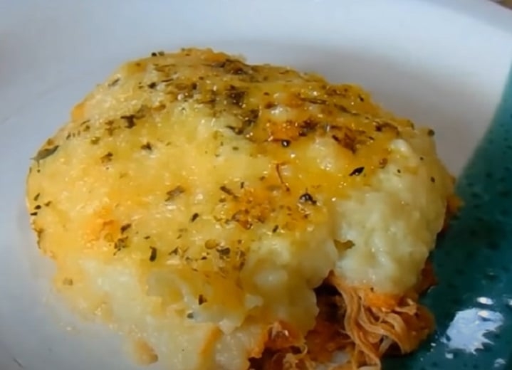 Escondidinho de Carne Seca- Congelamento: Monte em porções individuais e congele em recipientes apropriados- Congelar por até: 2 meses- Descongelamento: Asse no forno até que esteja completamente aquecido, mantendo a cobertura crocante. Reprodução: Flipar