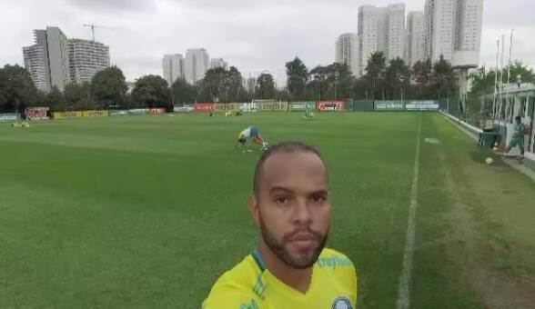 Alecsandro, atacante do Palmeiras, também pediu ajuda de seus seguidores para divulgar informações sobre a PAF. Foto: Instagram/ Alecsandro/ Reprodução