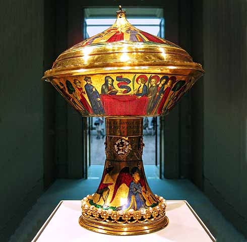 Na antiguidade, os egípcios recorriam à esmaltagem na cerâmica e em objetos de pedra nas artes decorativas. Em outras civilizações da época, a técnica era utilizada no campo da joalheria também.
 Reprodução: Flipar