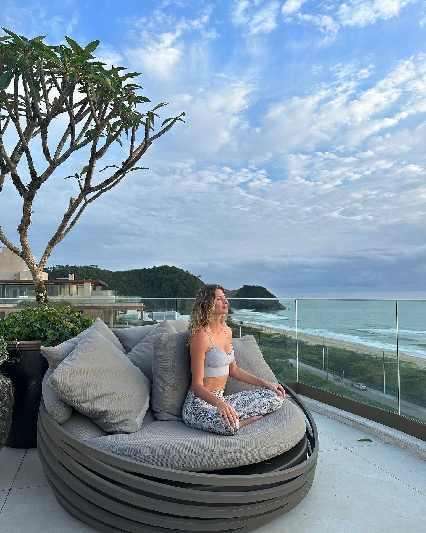 Gisele Bündchen relaxa e medita diante do mar catarinense Reprodução/Instagram 18.12.2022