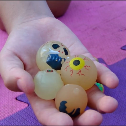 As bolinhas saltitantes tamb&eacute;m faziam sucesos entre as crian&ccedil;as. Uma dor de cabe&ccedil;a para os pais...  Reprodu&ccedil;&atilde;o: Flipar