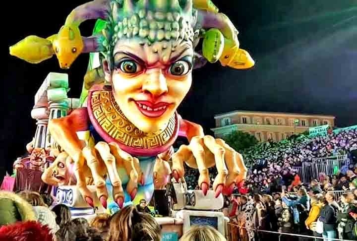 Com desfiles, blocos enormes e uma corte carnavalesca, a folia em Nice ocorre desde 1873 e tem uma tema específico para cada ano.  Reprodução: Flipar