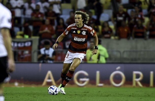 David Luiz tem uma situação diferente. O zagueiro atingiu a meta para a renovação automática em maio e o vínculo deve ser estendido até o fim de 2024. - Foto: Gilvan de Souza / CRF