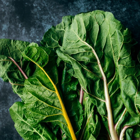 Estudos mostram que uma alimentação com consumo elevado de folato (importante vitamina do complexo B) está associada à menor prevalência de sintomas depressivos. Ele está presente nas hortaliças folhosas verde-escuras (espinafre, brócolis, alface).  Reprodução: Flipar