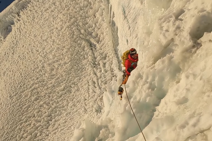 Por conta da escalada técnica e desafiadora, o Artesonraju é um destino cobiçado por alpinistas experientes. Reprodução: Flipar