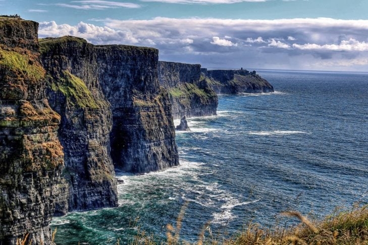 3) Moher, Irlanda: Localizadas no condado de Clare, na Irlanda, essas falésias cobrem mais de 8 km, com até  214 metros de altura.  Anualmente, 1,5 milhão de pessoas visitam esse lugar. Reprodução: Flipar