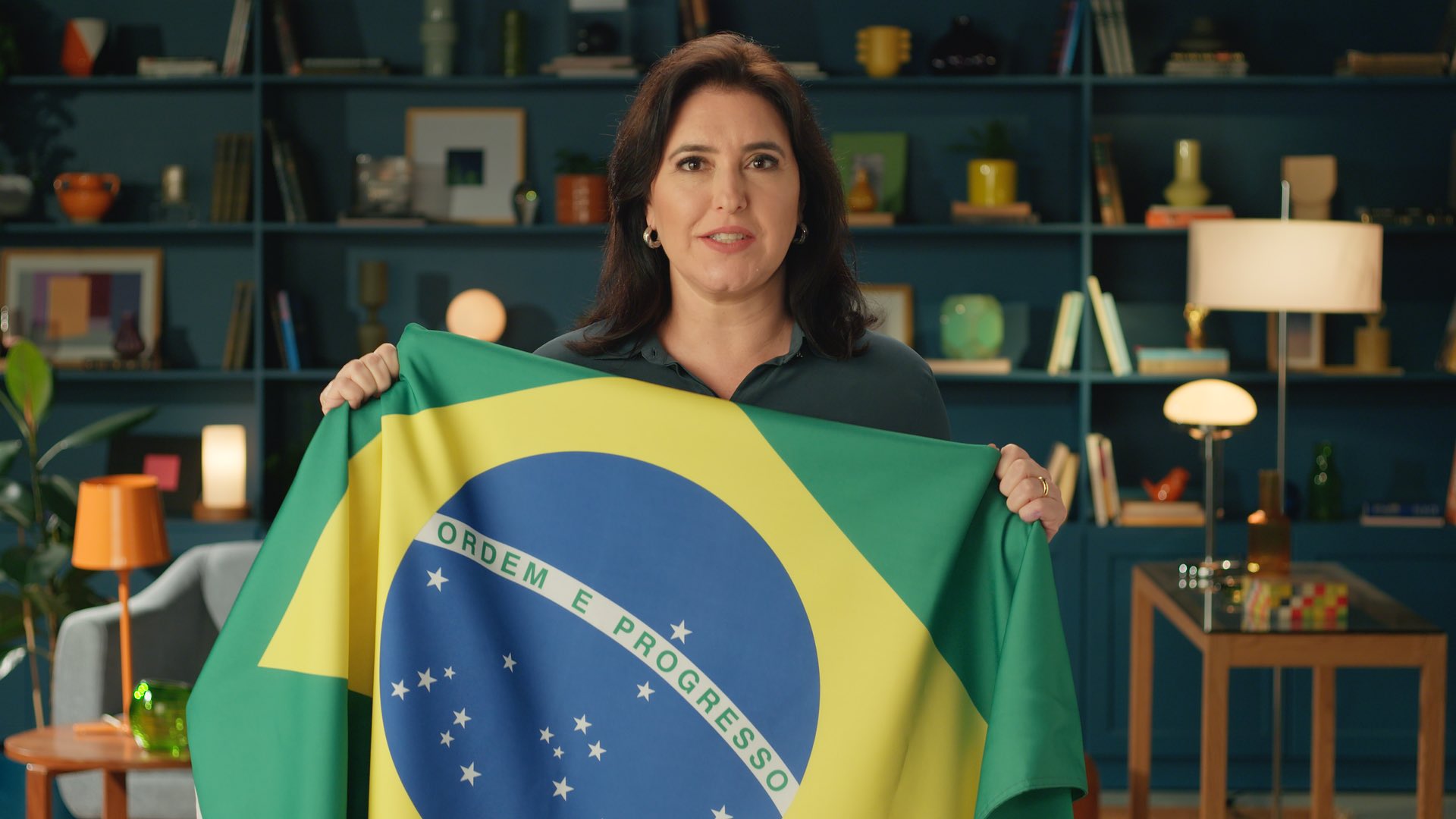 Simone Tebet, ministra do Planejamento e Orçamento, segurando a bandeira do Brasil. Foto: Reprodução/Twitter - 15/11/2022