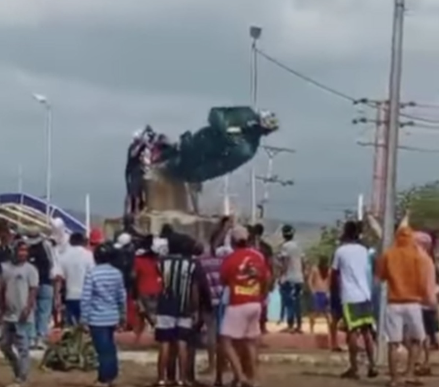 Estátua de Hugo Chávez é derrubada por manifestantes na Venezuela  Reprodução/redes sociais