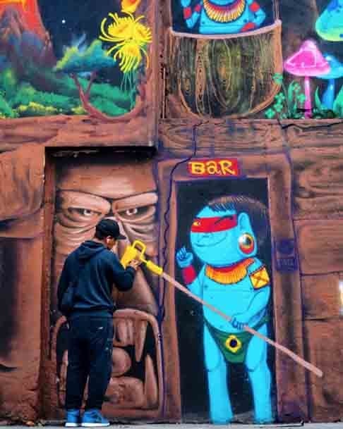 O artista visual Fabio de Oliveira Parnaiba, mais conhecido como Cranio, criou um personagem que virou sua marca registrada no grafite: os índios azuis.  Reprodução: Flipar