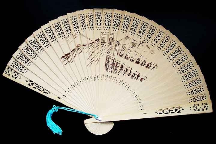 Utilizado para abanar o rosto e o corpo contra o calor forte, o leque é muito mais que um objeto para suavizar a temperatura. Ele se tornou um dos símbolos da realeza e atualmente está presente tanto no carnaval, quanto nas comunidades LGBTQIAPN . Reprodução: Flipar