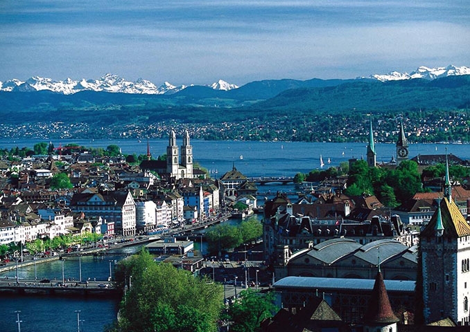 A Suíça é uma federação composta por 26 cantões, cada um com seu próprio governo e leis. A capital do país é Berna, mas as maiores cidades são Zurique, Genebra, Basel e Lausanne.