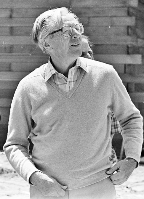 Quem abre o top-10 é  o cartunista americano Charles Schulz, que morreu aos 77 anos, em 2000, vítima de infarto. O seu personagem mais famoso é  o cão Snoopy, da raça beagle. Em 2022, seus trabalhos e sua imagem deixaram US$ 24 milhões (R$ 123 milhões).