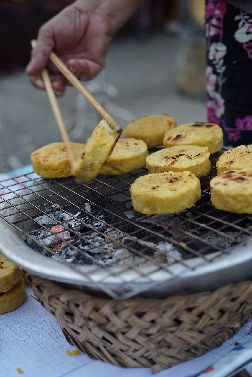 Outro benefício importante da batata-doce é a sua capacidade de promover um intestino saudável. Isso se deve à presença de fibras solúveis e insolúveis, que ajudam a estimular os movimentos intestinais e combater a prisão de ventre. Reprodução: Flipar