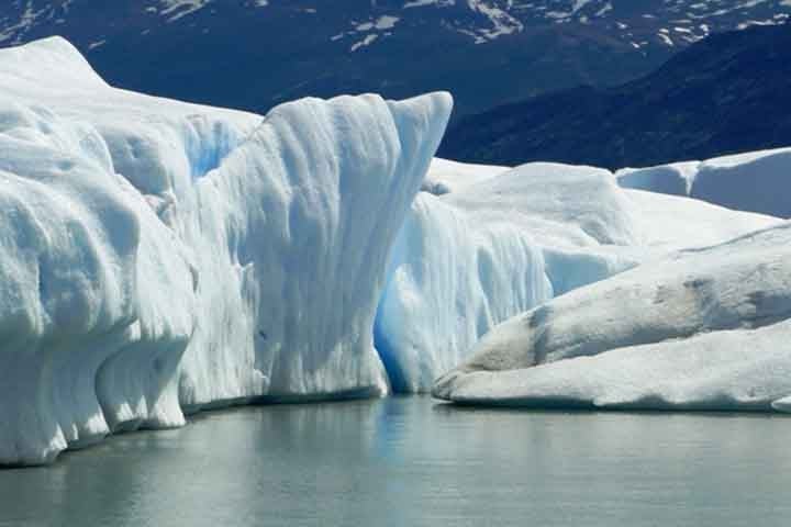 Seus campos de gelo cobrem uma extensão de 765 km². O glaciar possui uma extensão de 53,7 km, sendo o terceiro mais longo da América do Sul (após o Pio XI e o glaciar Viedma), e suas paredes alcançam a altura de 40 metros em média. Reprodução: Flipar