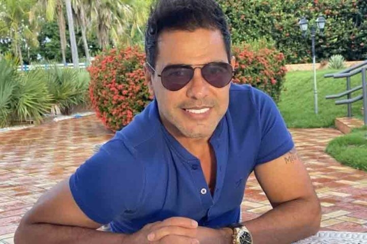 Após uma forte repercussão negativa, o cantor Zezé Di Camargo voltou às redes sociais no dia 16 de dezembro para pedir desculpas diretamente às filhas de Silvio Santos. . Foto: Reprodução: Flipar