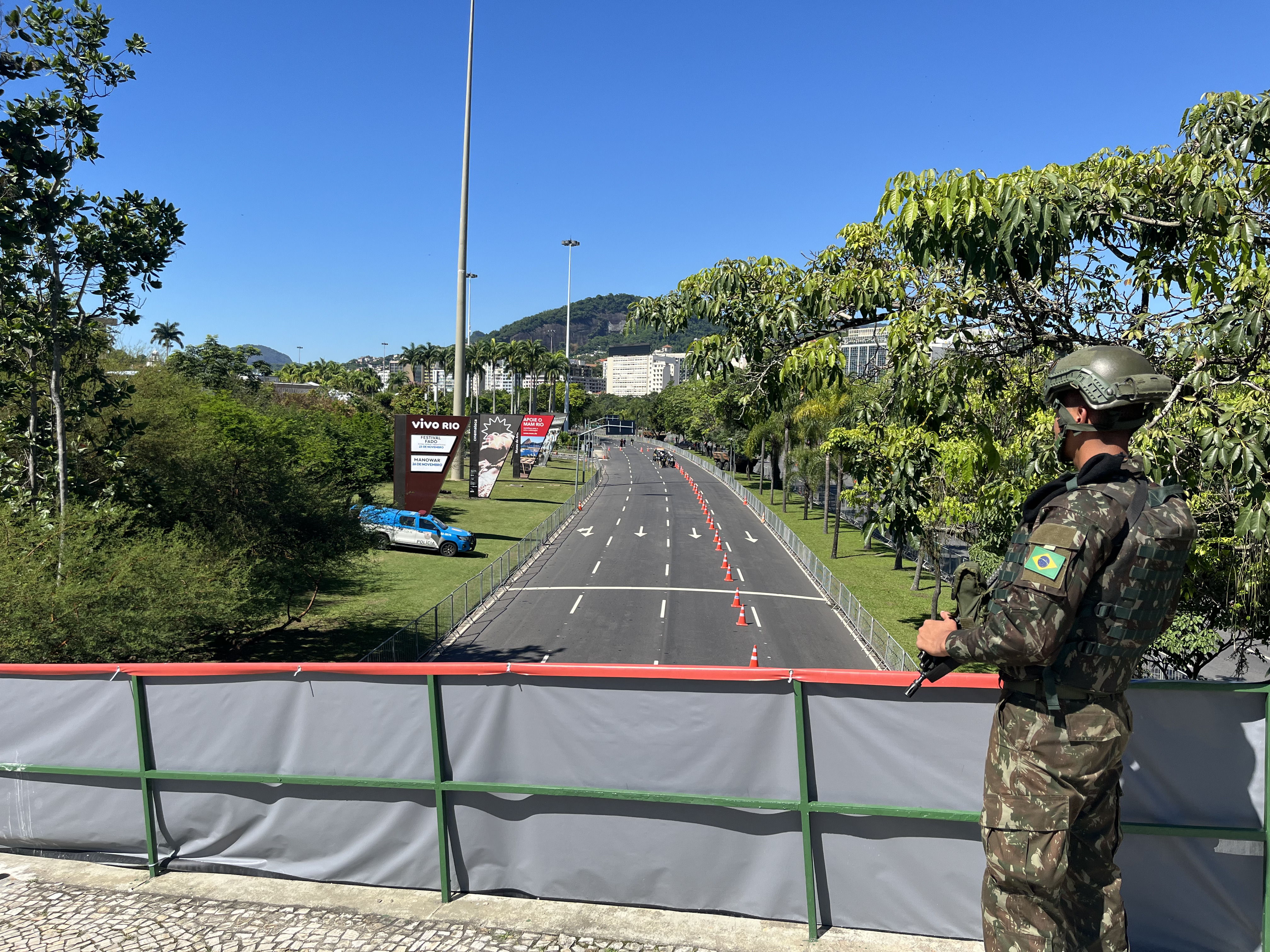 A avenida Infante Dom Henrique, a principal do Aterro do Flamengo, onde está localizado o Museu de Arte Moderna (MAM) que recebe o G20, está totalmente fechada tanto para carros quanto para pedestres. A polícia tem o apoio do Exército para a cobertura da área João Pedro Lima/iG