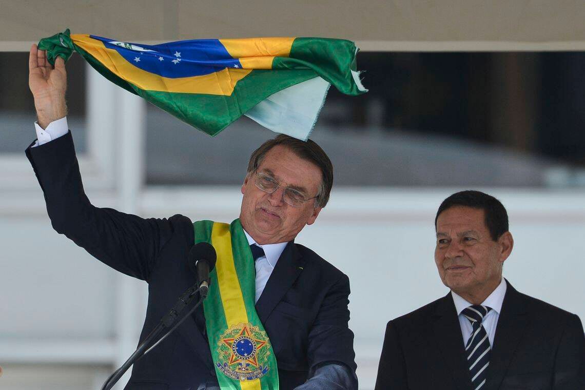 Jair Bolsonaro agita bandeira durante seu discurso como presidente. Foto: Marcelo Casal Jr/Agencia Brasil