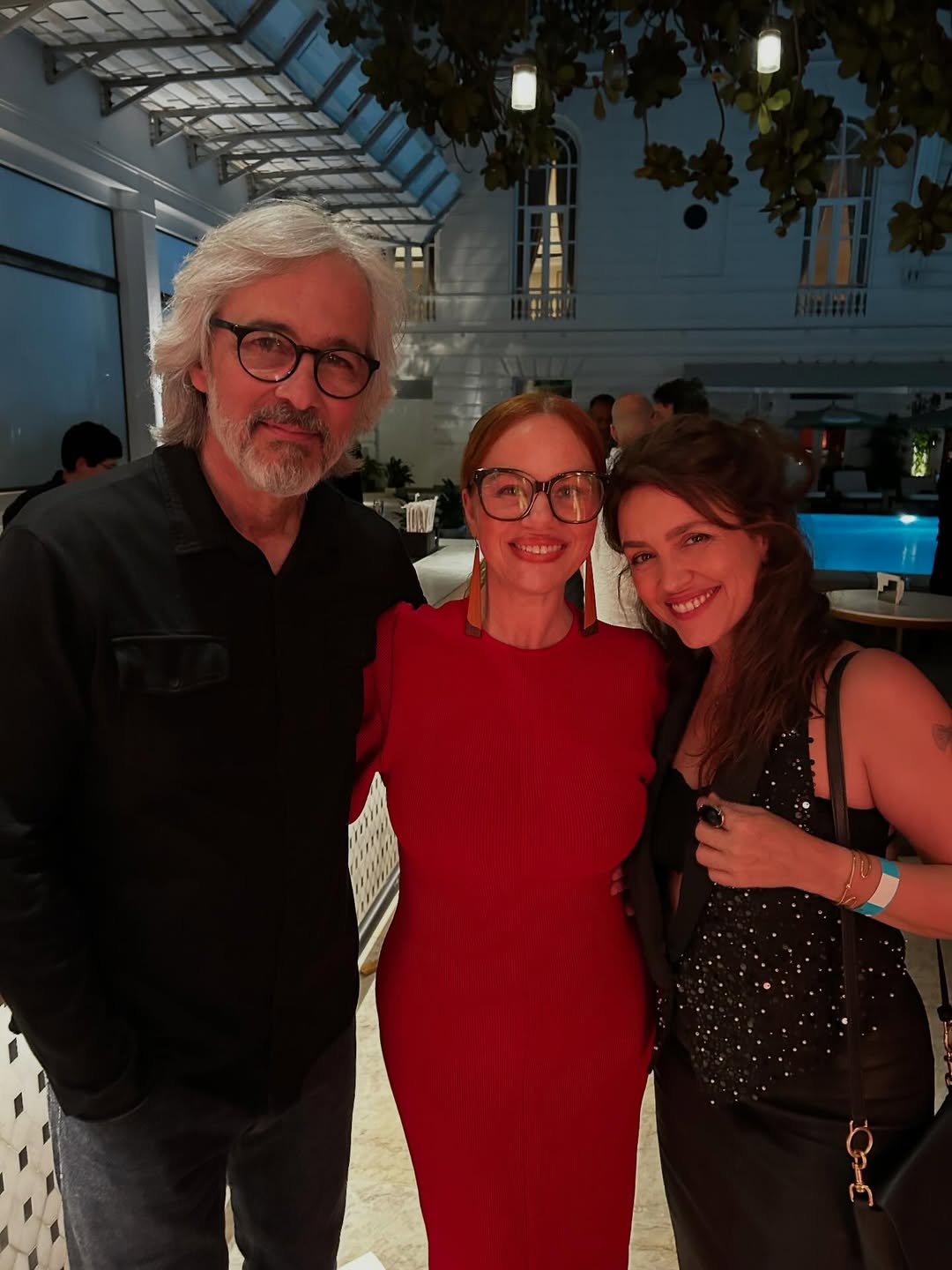 Paulo Silvestrini, Karine Teles e Manuela Dias. Foto: Reprodução/ Instagram @karineteles