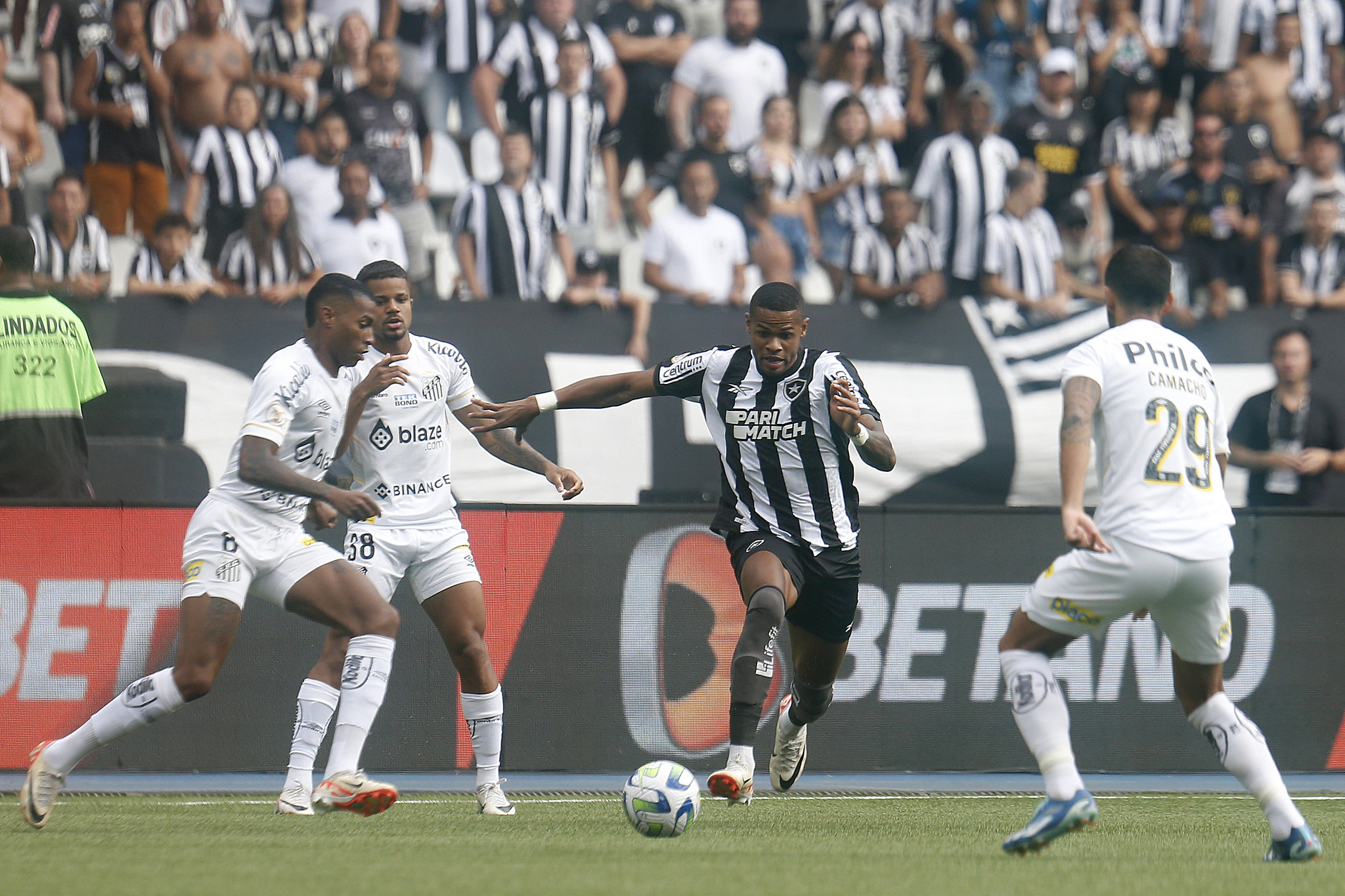 Botafogo cede empate nos acréscimos para o Santos e tropeça em casa -  Placar - O futebol sem barreiras para você