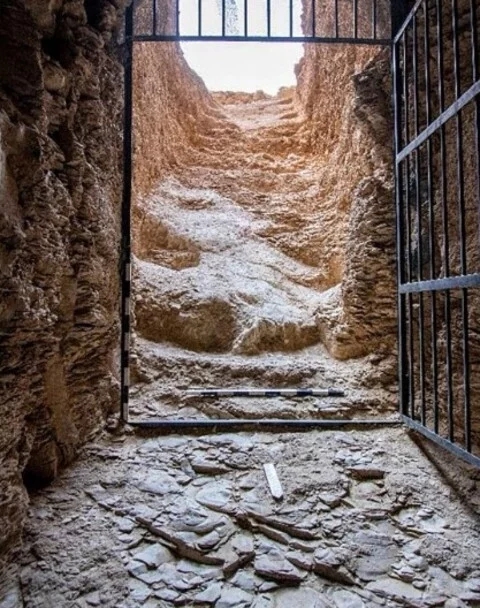 Trata-se do sepulcro de Tutmés II, datado de 3.500 anos. Ele foi descoberto em escavações arqueológicas que vinham sendo realizadas desde 2002. 
 Reprodução: Flipar