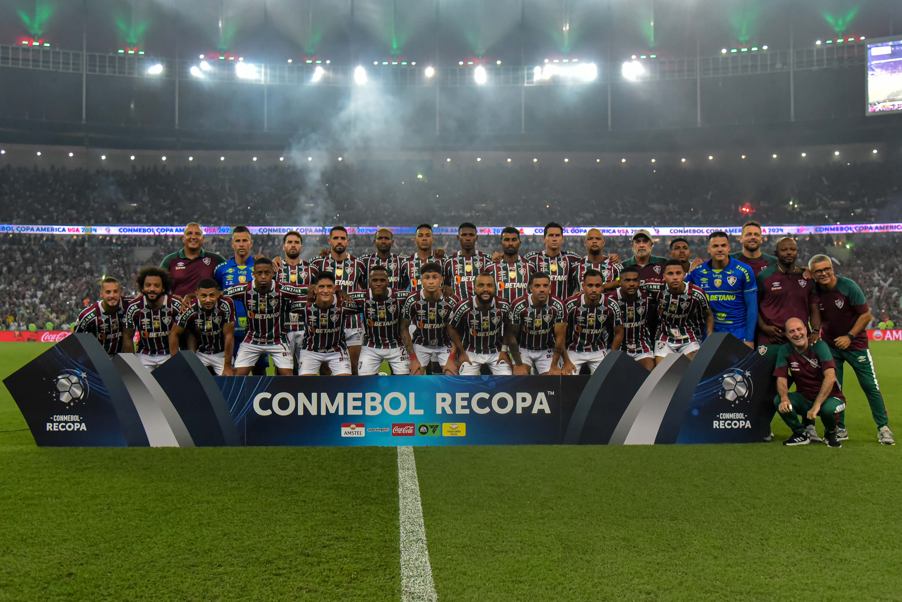 O Fluminense venceu a LDU por 2 a 0, na noite desta quinta-feira (29), no Maracanã, e conquistou pela primeira vez a Recopa Sul-Americana. Com o título, o Tricolor entra para o seleto grupo dos times que faturaram o troféu. Veja na galeria acima a lista atualizada com todos os campeões. Foto:  Reprodução / Twitter Sudamericana