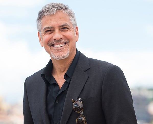 George Clooney - O galã não deixou de andar de moto nem mesmo após se acidentar em 2007.  Ele colidiu na lateral de um carro e foi arremessado para longe, na Itália. A moto do acidente foi doada para leilão de caridade. Mas Clooney segue como piloto.  Reprodução: Flipar
